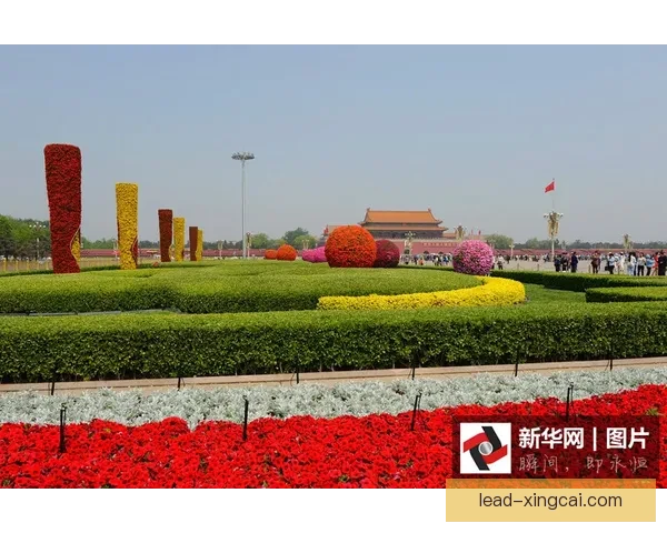金奖花坛五一节盛装亮相城市广场吸引市民驻足观赏